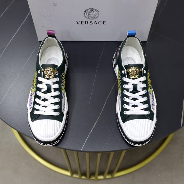 Factory Price: Brand: Versace Standard Size: 38-44 (Customizable Up To Size 45)