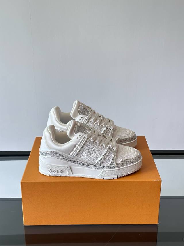 L Luxury Trainer Casual Sports Shoes This Sports Shoe Is Made From Damier Grain