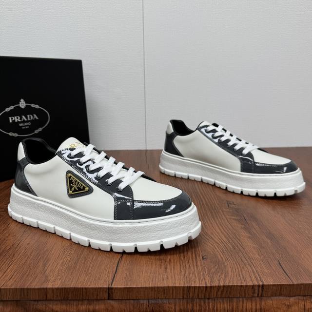Top-Tier Version Prada Prada New Slip-On Shoes Are Here! The Upper Is Made Of Sp