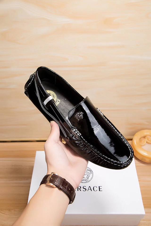 Versace Official New Arrival, Milan Men's Fashion Week Runway Model. The Shoe Up