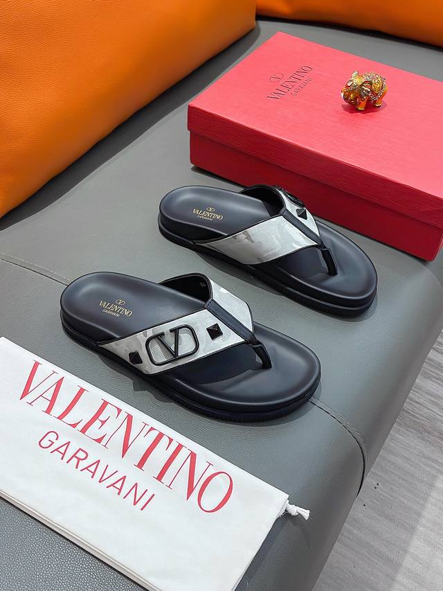 Product Name: Valentino Official Sizes: 38-44 Slippers Product Materials: Premiu