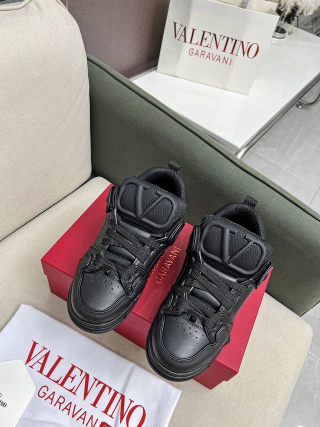 Valentino Store-Synchronized New Colors, Store-Synchronized, Bold And Stylish, N