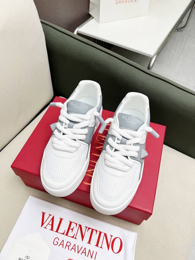 Valentino's Latest Summer Breathable Fashion Couple's Style, With A Unique Thick