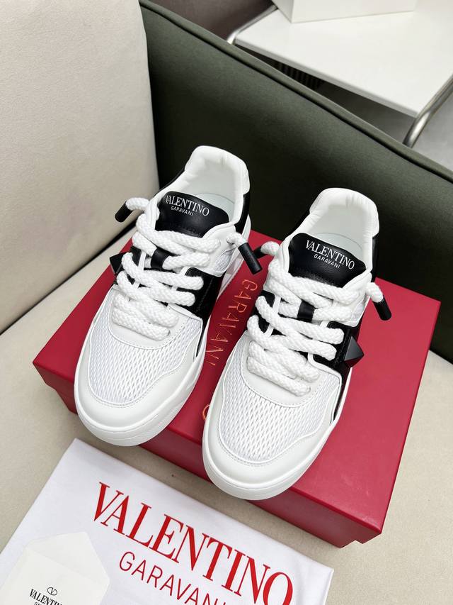 Valentino's Latest Summer Breathable Fashion Couple's Style, With A Unique Thick