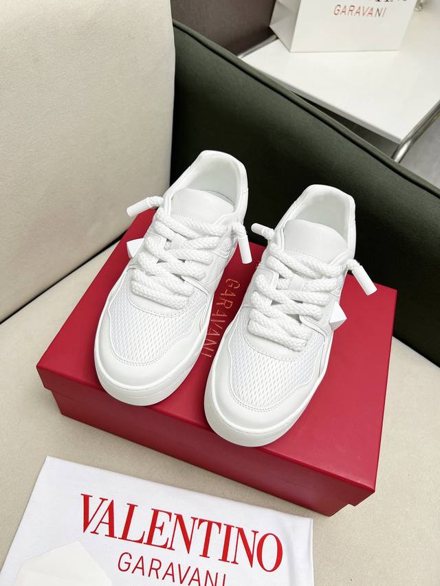 Valentino's Latest Summer Breathable Fashion Couple's Style, With A Unique Thick