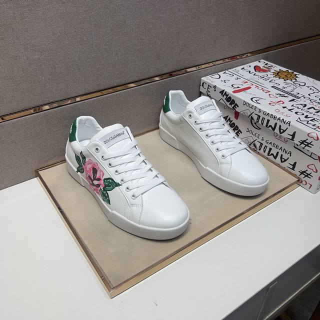 Factory Price. Couple's Casual Shoes 2025Z Cabinet Release. Sizes: 35-44#. One C