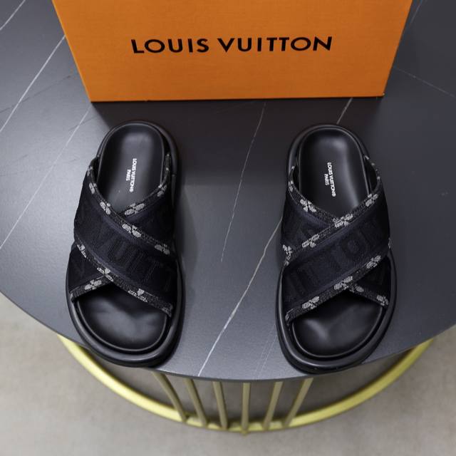 Factory Price: Lv Brand, Stable Supply, Available All Year Round: Couple's Style