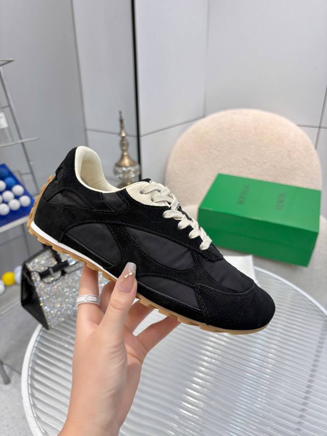 Actual Price: Bottega Veneta New Arrival Casual Sneakers Inspired By The 90S Ret
