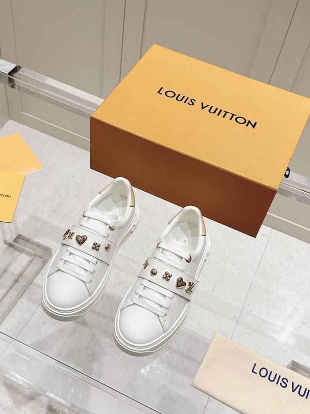 P Direct Sales Lv New White Sneakers With Four-Leaf Clover Sunflower Charm, Addi