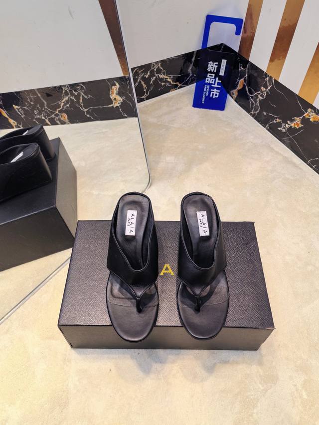 2025 Alaia New Mesh-Strap Flip-Flops. Upper: Custom-Made Sheepskin. Lining: Cust
