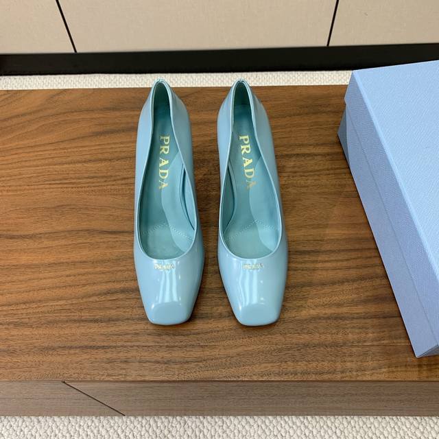 Pra*A Chunky-Heeled Single-Strap Shoes. Combining Retro Elegance And Sophisticat