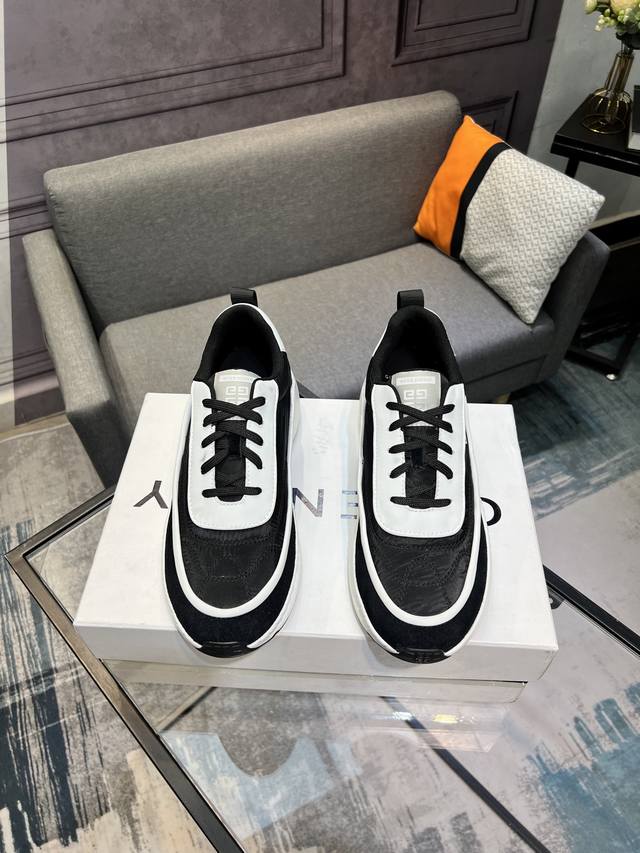 G I V E N C H Y Givenchy New Arrival, Store-Synchronized, One Pair Per Person, D