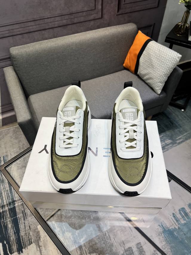 G I V E N C H Y Givenchy New Arrival, Store-Synchronized, One Pair Per Person, D