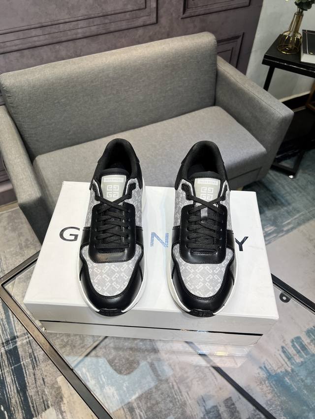 G I V E N C H Y Givenchy New Arrival, Store-Synchronized, One Pair Per Person, D