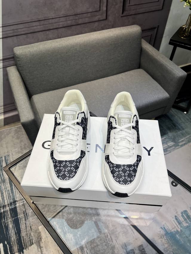 G I V E N C H Y Givenchy New Arrival, Store-Synchronized, One Pair Per Person, D
