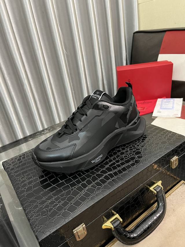 Factory Price: Trendy Brand Valentino, Casual Shoes Size: 38-44 (Size 45 Availab