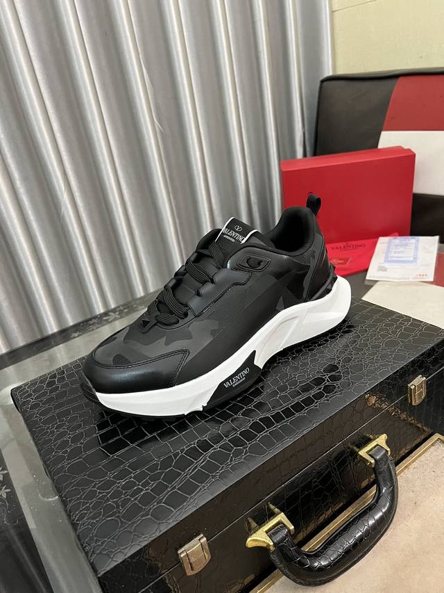 Factory Price Pp: Trendy Brand Warren Tunnu, Casual Shoes Size: 38-44 (Size 45 A