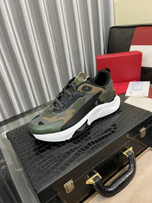Factory Price: Trendy Brand Valentino, Casual Shoes Size: 38-44 (Size 45 Availab