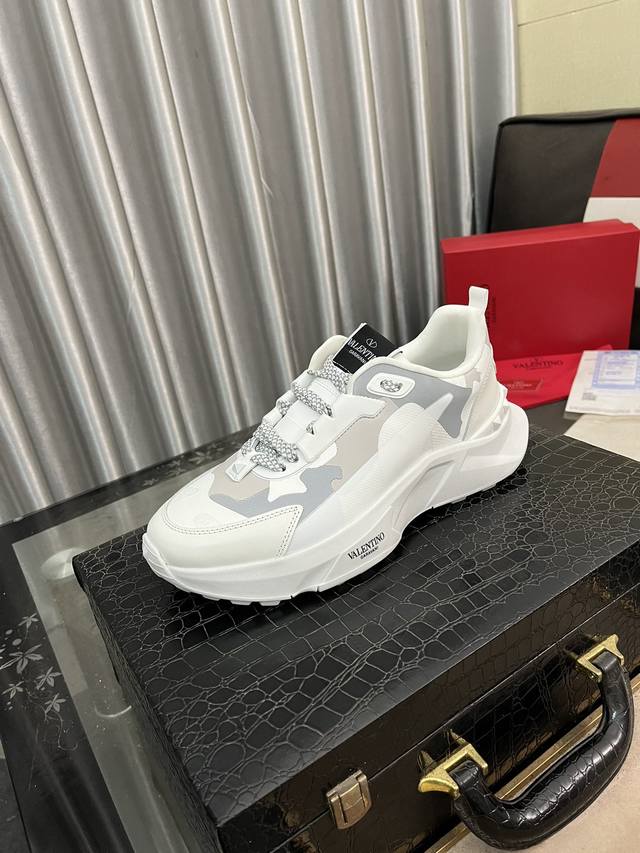 Factory Price: Trendy Brand Valentino, Casual Shoes Size: 38-44 (Size 45 Availab