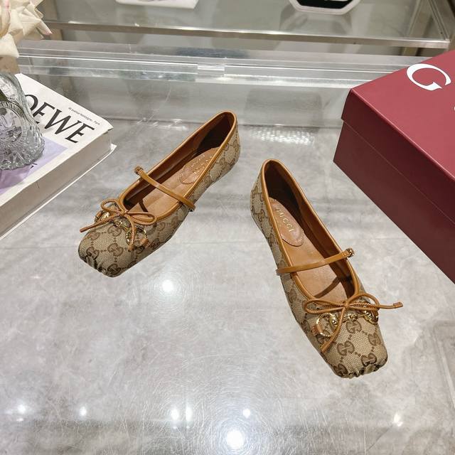 9099-1 Apricot G 35-42 This Iconic Horsebit Ballet Flat Features A Square Toe De