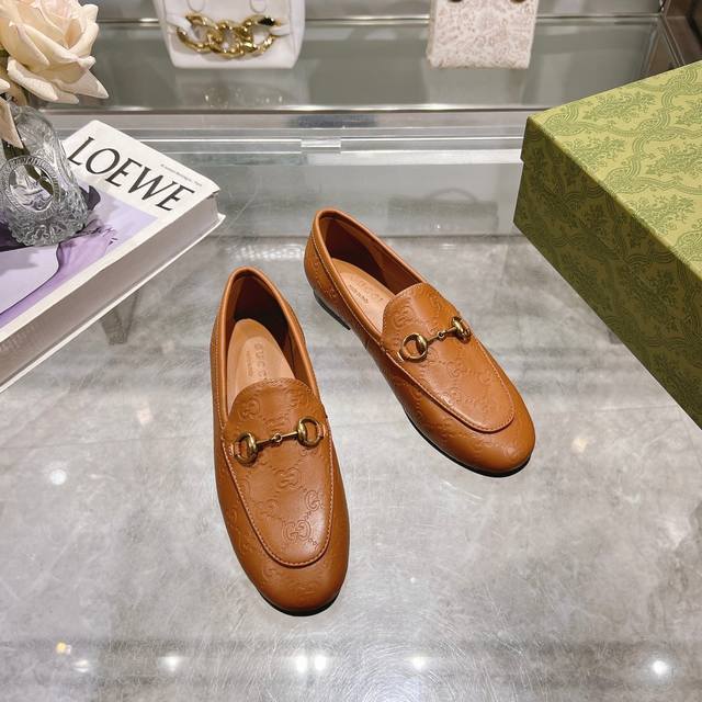 1819-1 Yellow-Brown With Embossed G Logo, Sizes 35-41. As A Standout Example Of