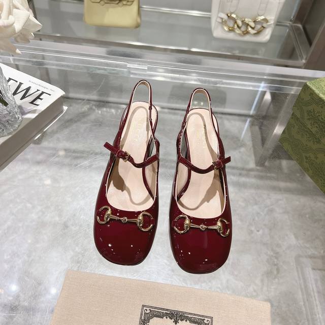 9719-8 Burgundy 35-41 This Low-Cut Shoe Is Crafted From Lacquered Leather, Featu