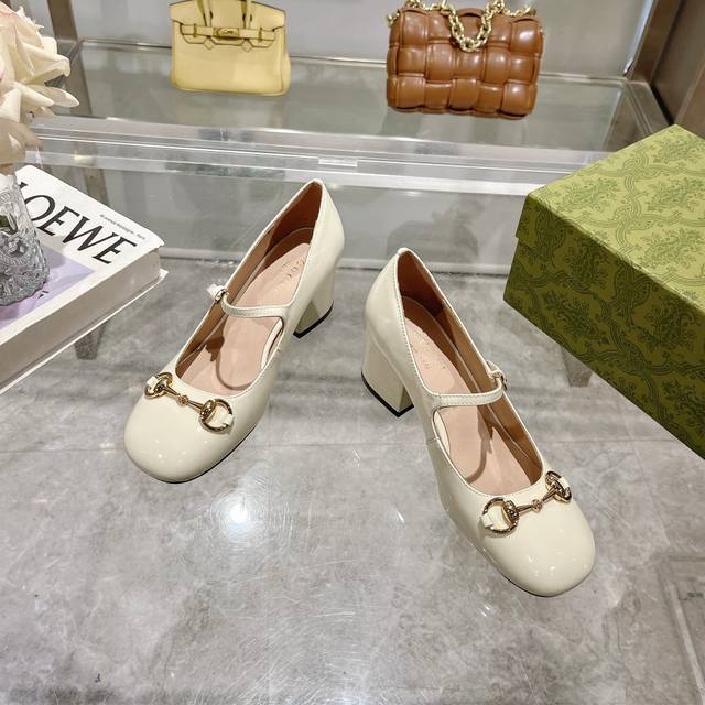 9719-3 Women's Off-White 35-41 This Low-Cut Shoe Is Crafted From Lacquered Leath