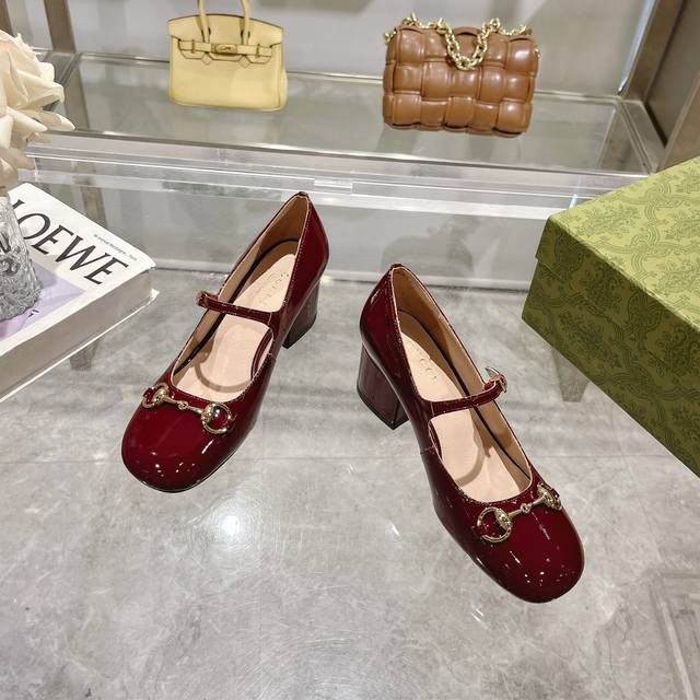 9719-3 Women Burgundy 35-41 This Low-Cut Shoe Is Crafted From Lacquered Leather,
