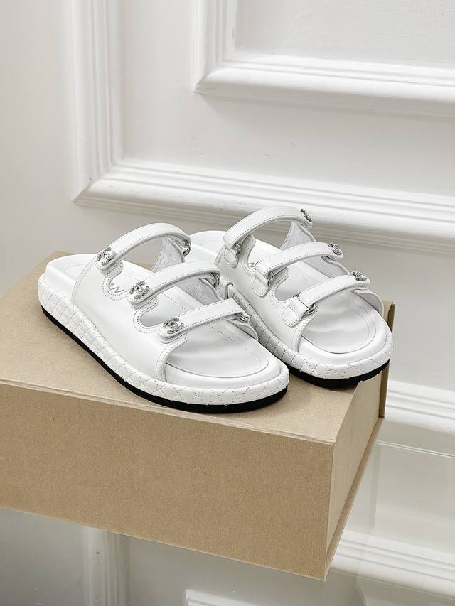 Thick-Soled Chain Sandals With Intricate Details! A Must-Have For Fashion Enthus