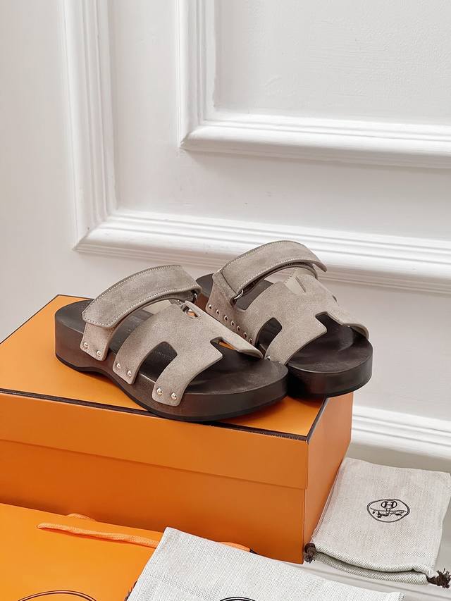 Spring/Summer Minimalist Style Platform Heel Sandals A Symbol Of Sophistication.
