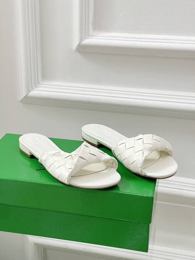 Bao Die Jia Sandals Are Simple Yet Sophisticated. They Look Stunning When Worn,