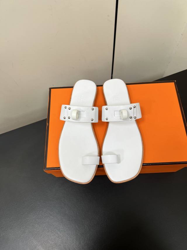 Herm S Classic Kelly Buckle Sandals. Minimalist Retro Design With A Strong Exoti