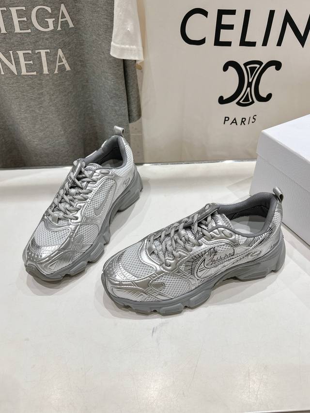 Top-Quality Upgraded Version, Couple's Classic Casual Sports Shoes. Molded From