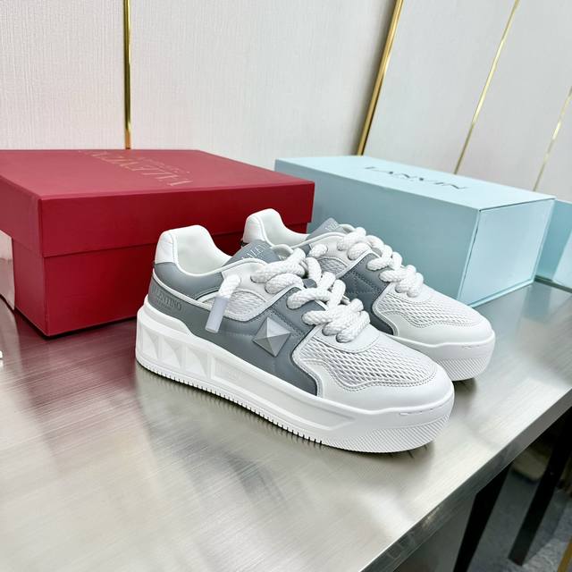 Top-Tier Version Valentino One Stud Calf Leather Lace-Up Sneakers. Soft Lambskin