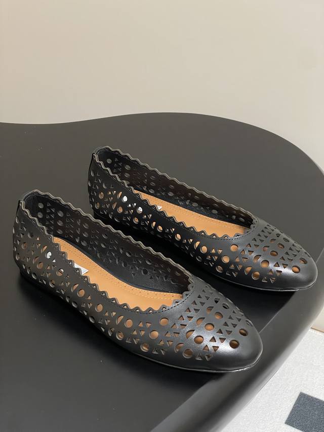 25S Early Spring New Arrival Alaia Lace-Up Flat Ballet Shoes With Laser-Cut Hole