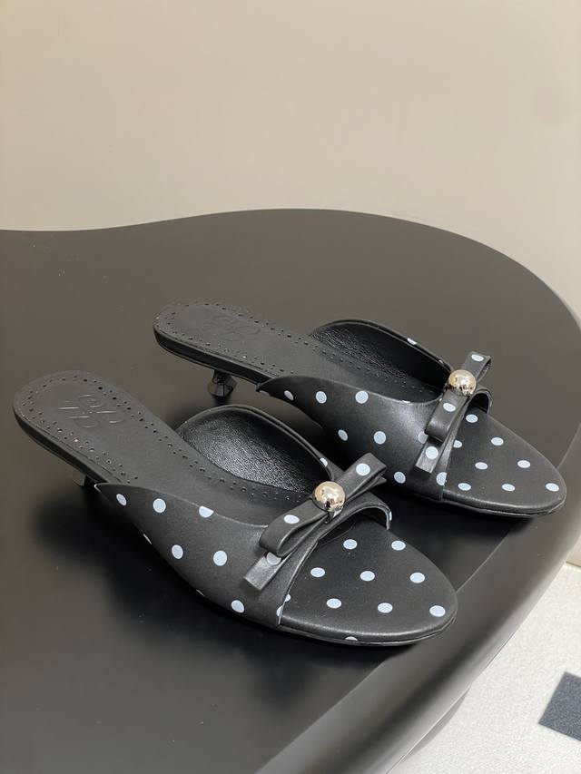 Odtd 25S Spring/Summer New Arrival Kitten Heel Metal Ball Bow Simple Flip-Flops