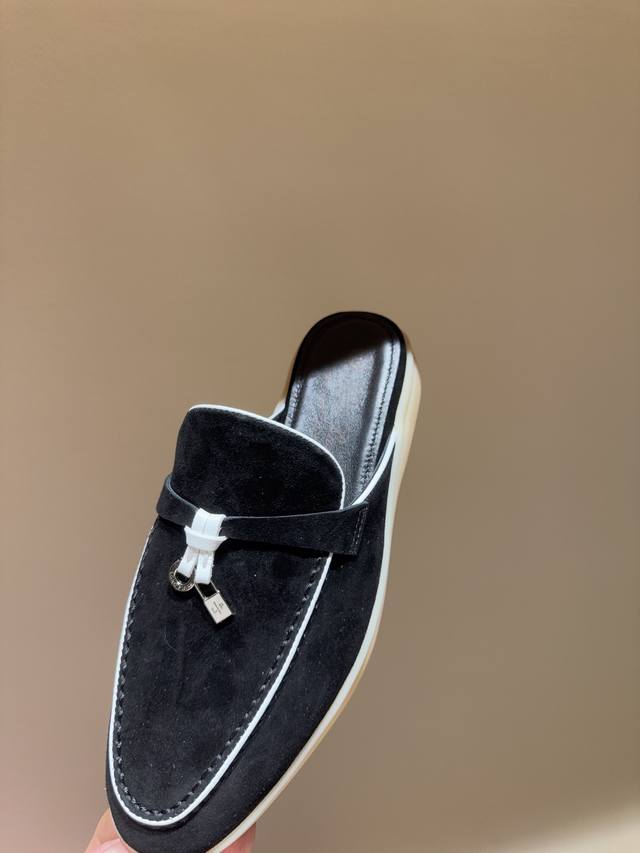 Floro Piana Noyou Piana Premium-Grade Flat Slippers. These Velvet Slippers Featu