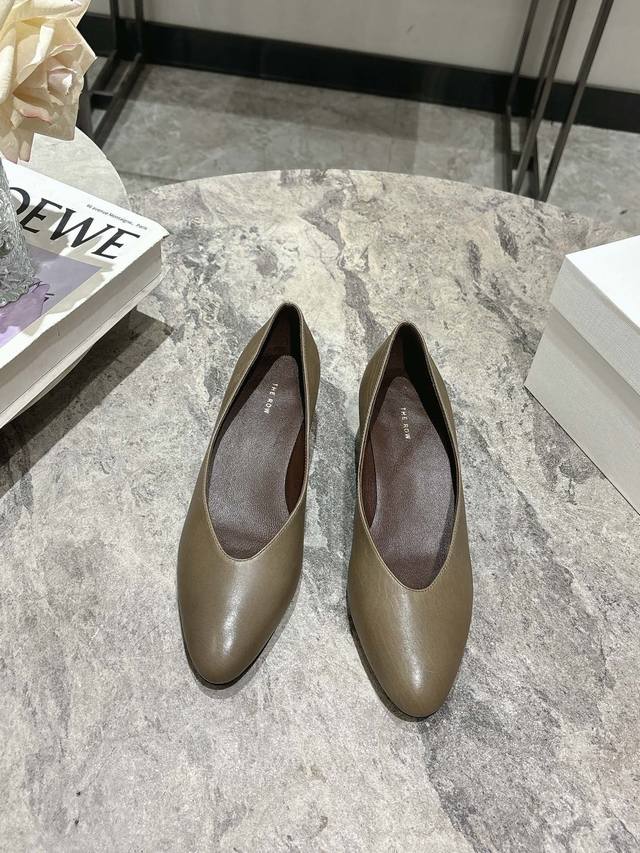 The Row Kitten Heel Pumps Commuter Women's Pumps With A Simple And Sophisticated