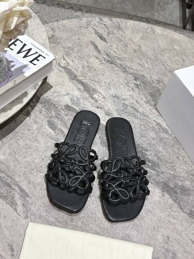 Loewe New Slippers With A Minimalist Design That Feels Clean And Elegant, Making