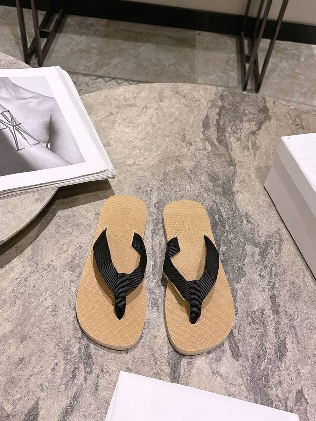 The Row Dune Sandals Couple Set The Row's 2025 Early Spring Collection Showcases