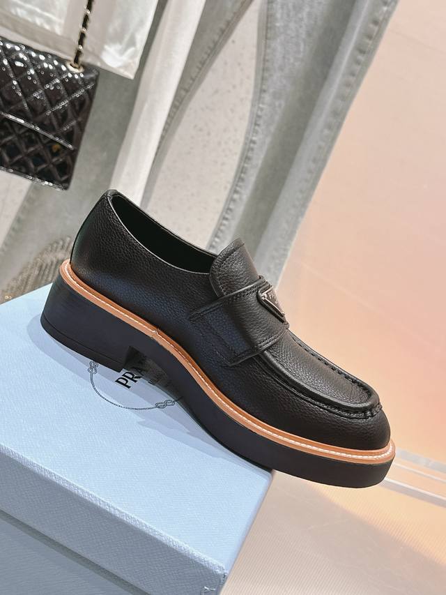 Top-Quality New Release | Thick-Soled Retro Triangle Buckle Business Women's Lea