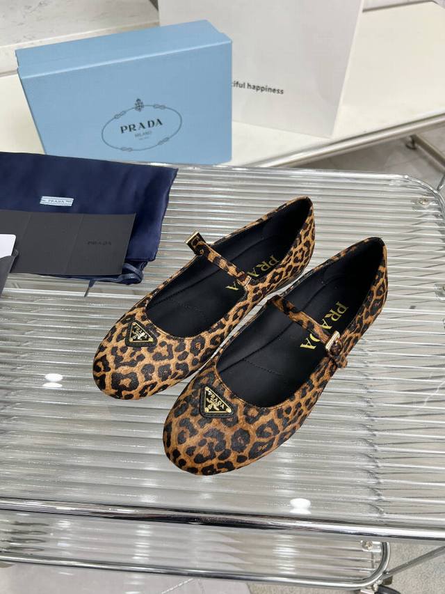 Prada 2024 New Model British-Style Dancing Shoes, Small Leather Loafers, Retro F