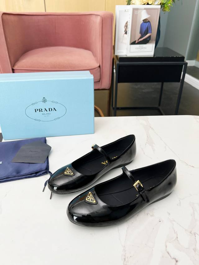 Prada 2024 New British-Style Dancing Shoes, Small Leather Loafers, A Classic Ret