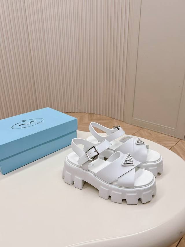 Prada Spring/Summer New Sawtooth Roman-Woven Thick-Soled Rubber Sandals. Retro,