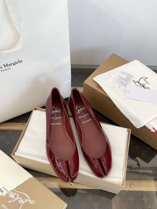 Made In Guangzhou * * Margiela Collaboration Flat Lacquered Split-Toe Ballet Sho