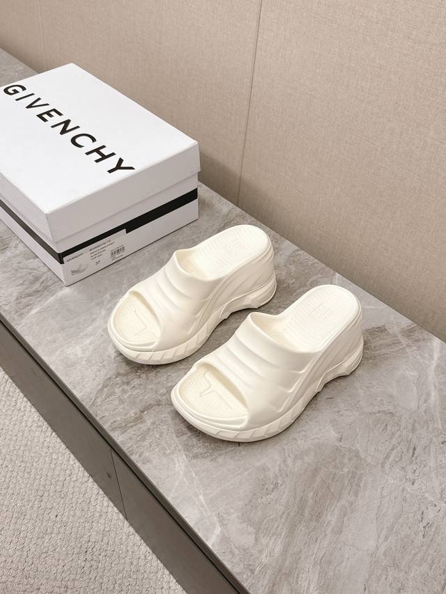 Givenchy Marshmallow Thick-Soled Wedge Sandals Go Viral Globally, A Must-Have Fo