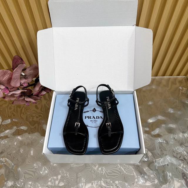 High-End Prada New Arrival Exclusive Store New Style Triangle-Label Thong Sandal