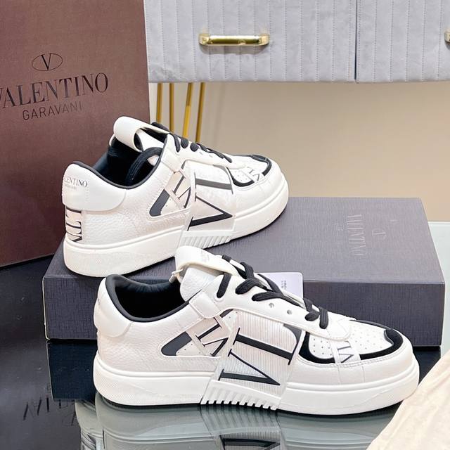 Premium Quality, Actual Product Photography Valentino Garavani Vl7N Calf Leather