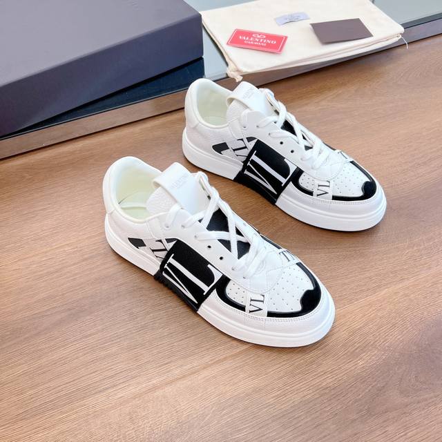 Premium Quality, Actual Product Photography Valentino Garavani Vl7N Calf Leather