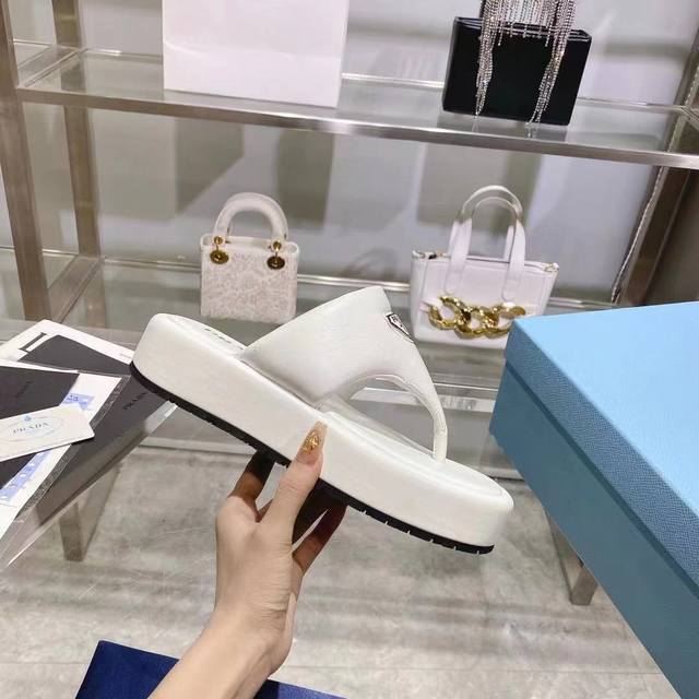 Factory Price Pp: Upper: Imported Lambskin, One-Piece Rubber Sole With Heat-Prin